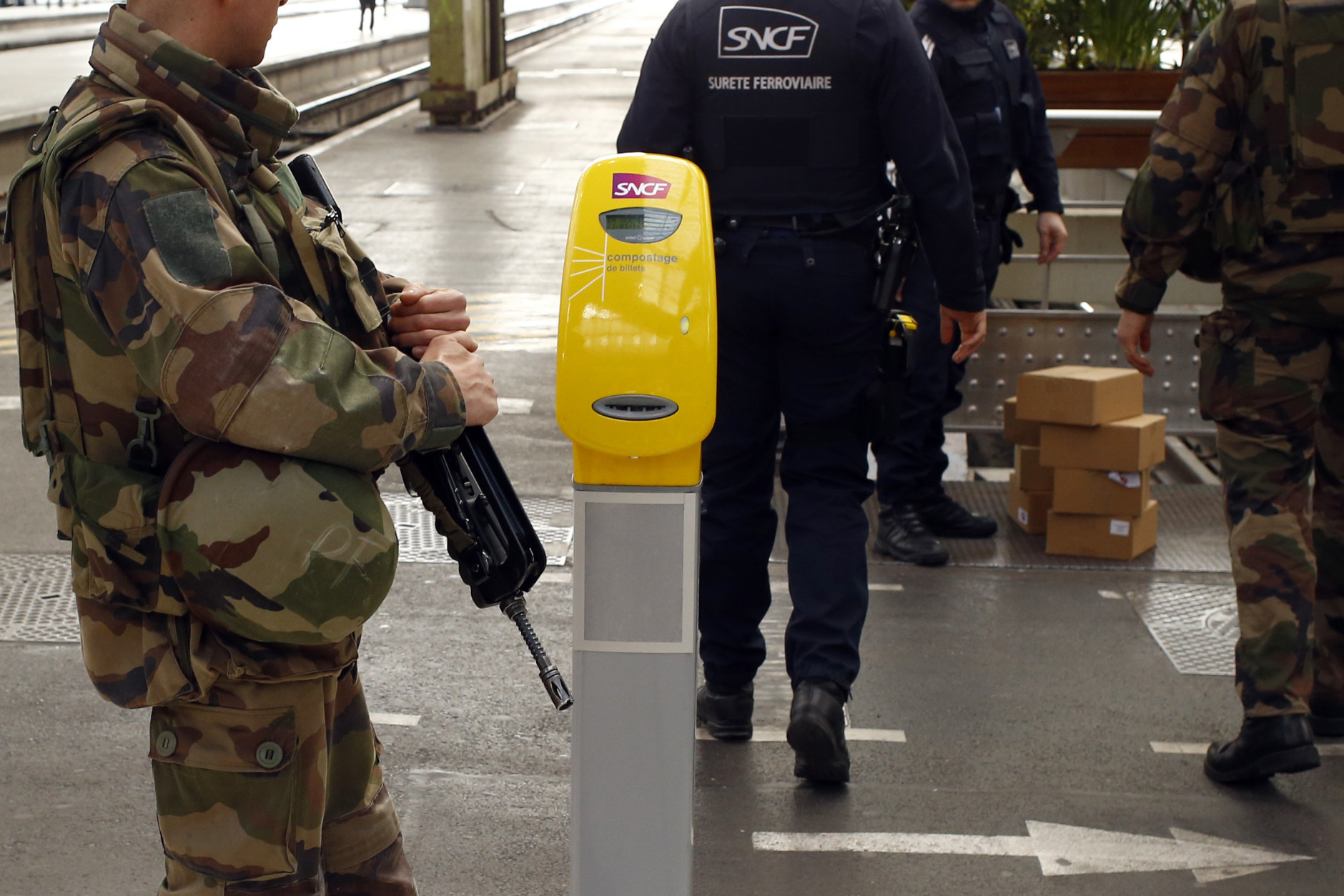 French soldiers check unattended boxes left on the platform at Gare De Lyon railway station in Paris, France, Tuesday, March 22, 2016. Authorities are tightening security at airports and on the streets of European cities after attacks on the Brussels airport and subways system that killed at least one person and injured many others. (AP Photo/Francois Mori)