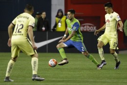 Seattle Sounders forward Clint Dempsey, center, works between Club America's Pablo Aguilar, left, and Paolo Goltz during the second half of a CONCACAF Champions League soccer quarterfinal, Tuesday, Feb. 23, 2016, in Seattle. The match ended in a 2-2 draw. (AP Photo/Ted S. Warren)