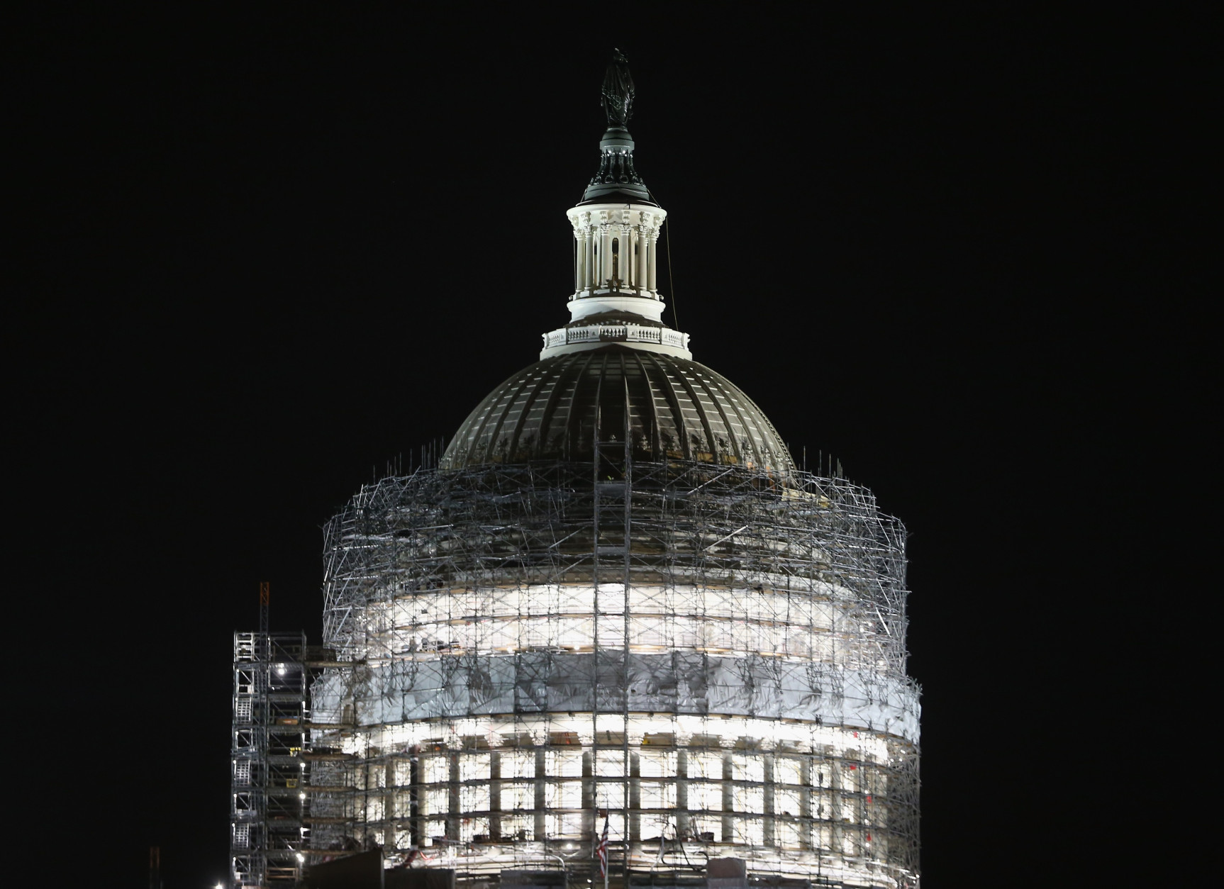 Workers have started to remove the scaffolding that surrounds the dome of the US Capitol that is undergoing restoration, on March 22, 2016 in Washington, DC. The restoration of the cast iron dome is expected to take two years and cost as much as 60 million dollars  (Photo by Mark Wilson/Getty Images)