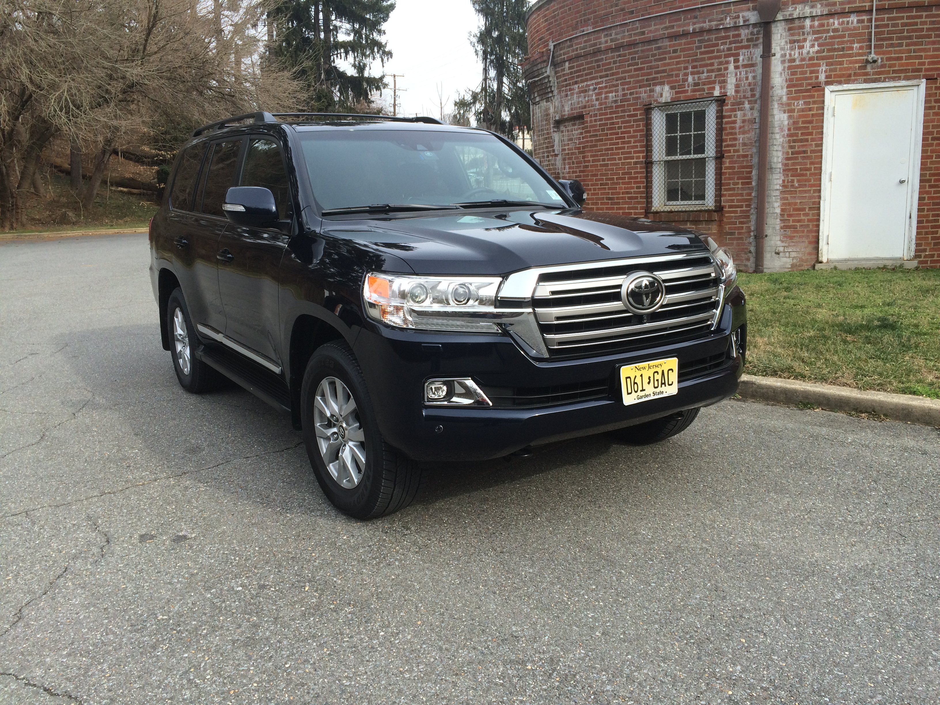 2016 Toyota Land Cruiser stands out in SUV crowd