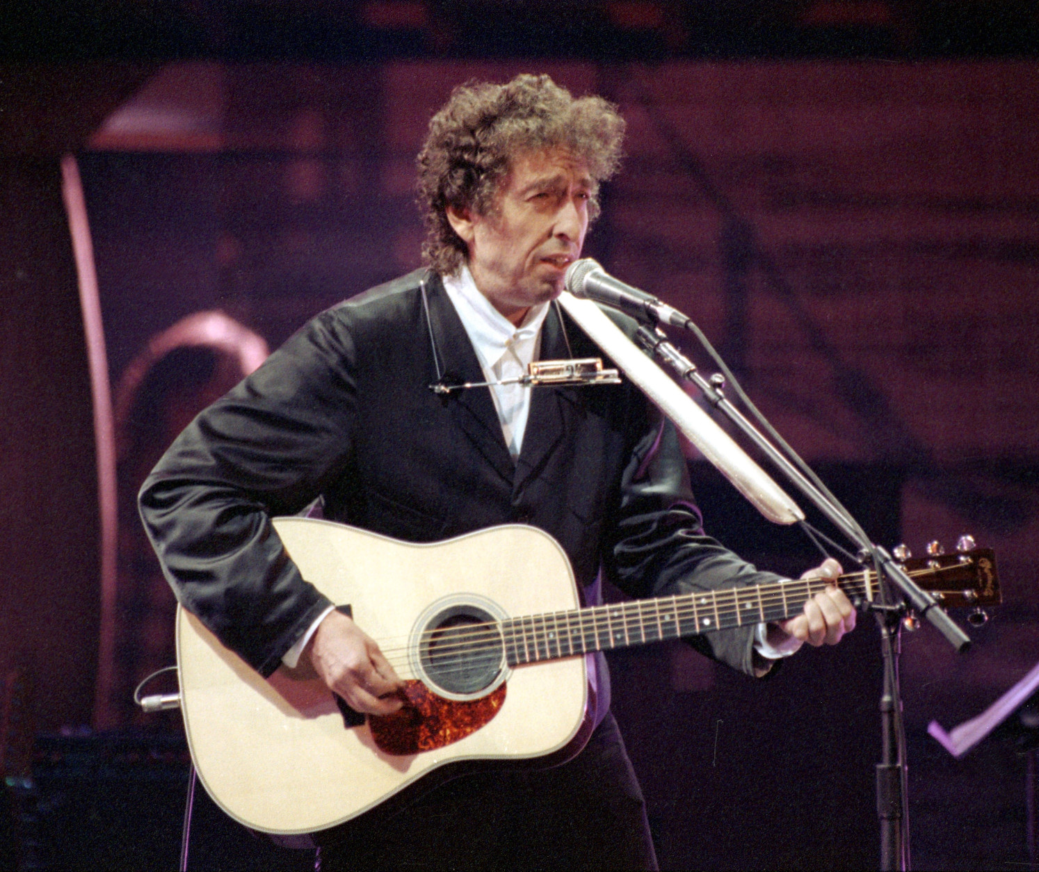 Bob Dylan sings during his anniversary concert at New York's Madison Square Garden, Friday night, Oct. 17, 1992.  Joined by contemporary artists, Dylan celebrates the 30th anniversary of the release of his first Columbia album.  (AP Photo/Ron Frehm)