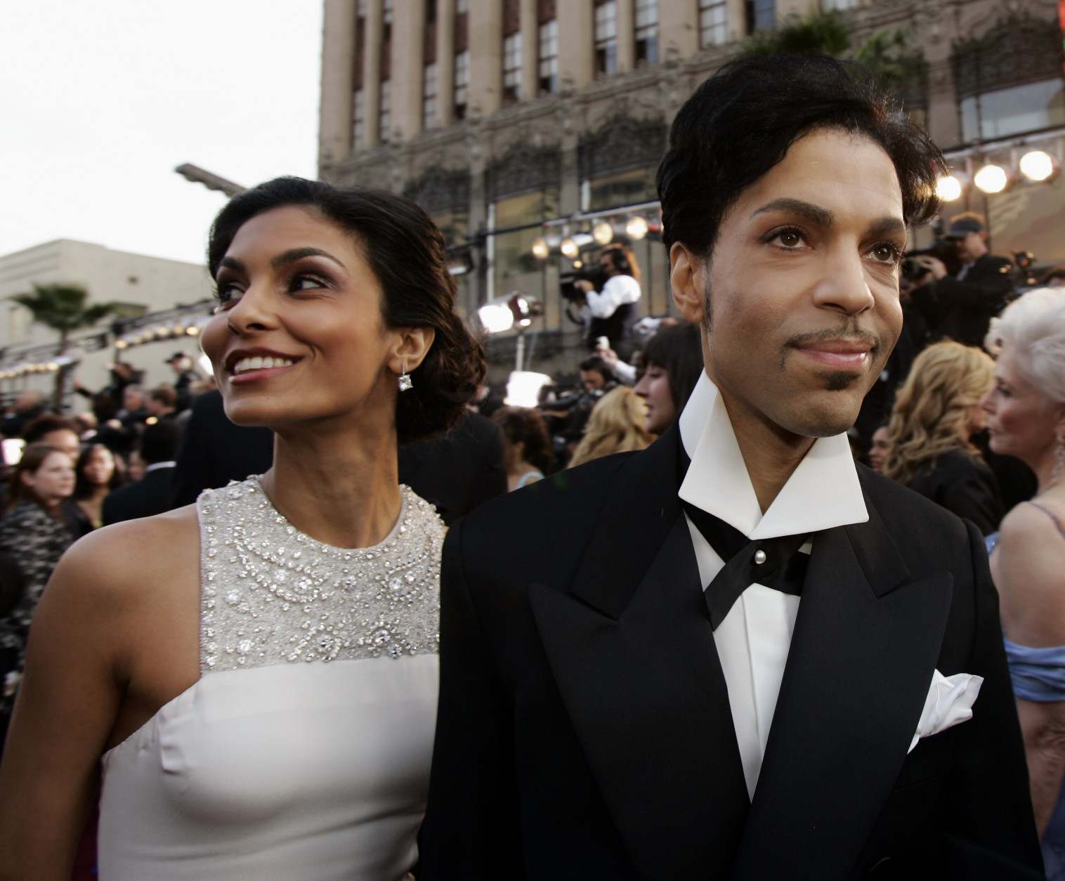 Singer Prince arrives with his wife Manuela Testolini for the 77th Academy Awards Sunday, Feb. 27, 2005, in Los Angeles. Prince will be a presenter during the Oscars telecast.  (AP Photo/Kevork Djansezian)