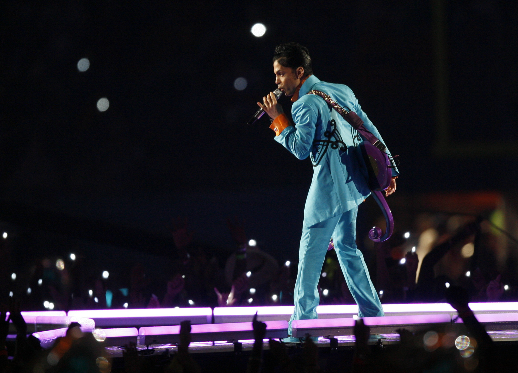Prince performs during the halftime show at Super Bowl XLI football game at Dolphin Stadium in Miami on Sunday, Feb. 4, 2007. (AP Photo/Kevork Djansezian)
