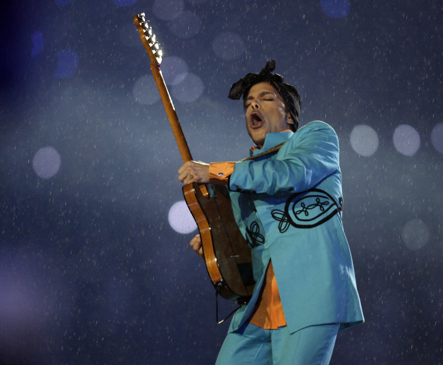 Prince performs during the halftime show at Super Bowl XLI at Dolphin Stadium in Miami, Sunday, Feb. 4, 2007. (AP Photo/Alex Brandon)