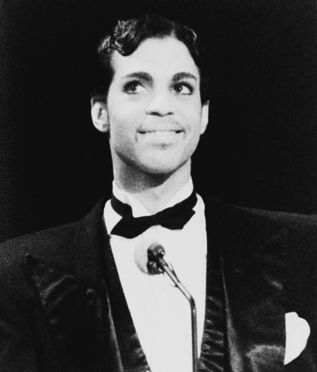 Singing Star Prince is all smiles as he addresses the audience at the American Music Awards Monday evening, Jan. 27, 1986 in Los Angeles. (AP Photo/Nick Ut)