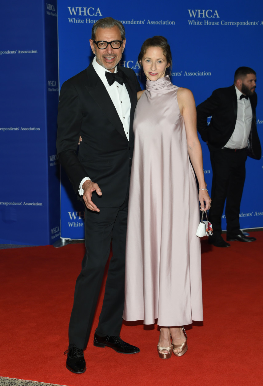 Jeff Goldbloom, left, and Emilie Livingston arrive at the White House Correspondents' Association Dinner at the Washington Hilton Hotel on Saturday, April 30, 2016, in Washington. (Photo by Evan Agostini/Invision/AP)