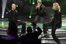 Contestants Chris Daughtry, left, Taylor Hicks, and Bucky Covington, right, perform a medley as judges Paula Abdul, left foreground, and Randy Jackson applaud during the season finale of American Idol on Wednesday, May 24, 2006 in Los Angeles.  (AP Photo/Kevork Djansezian)
