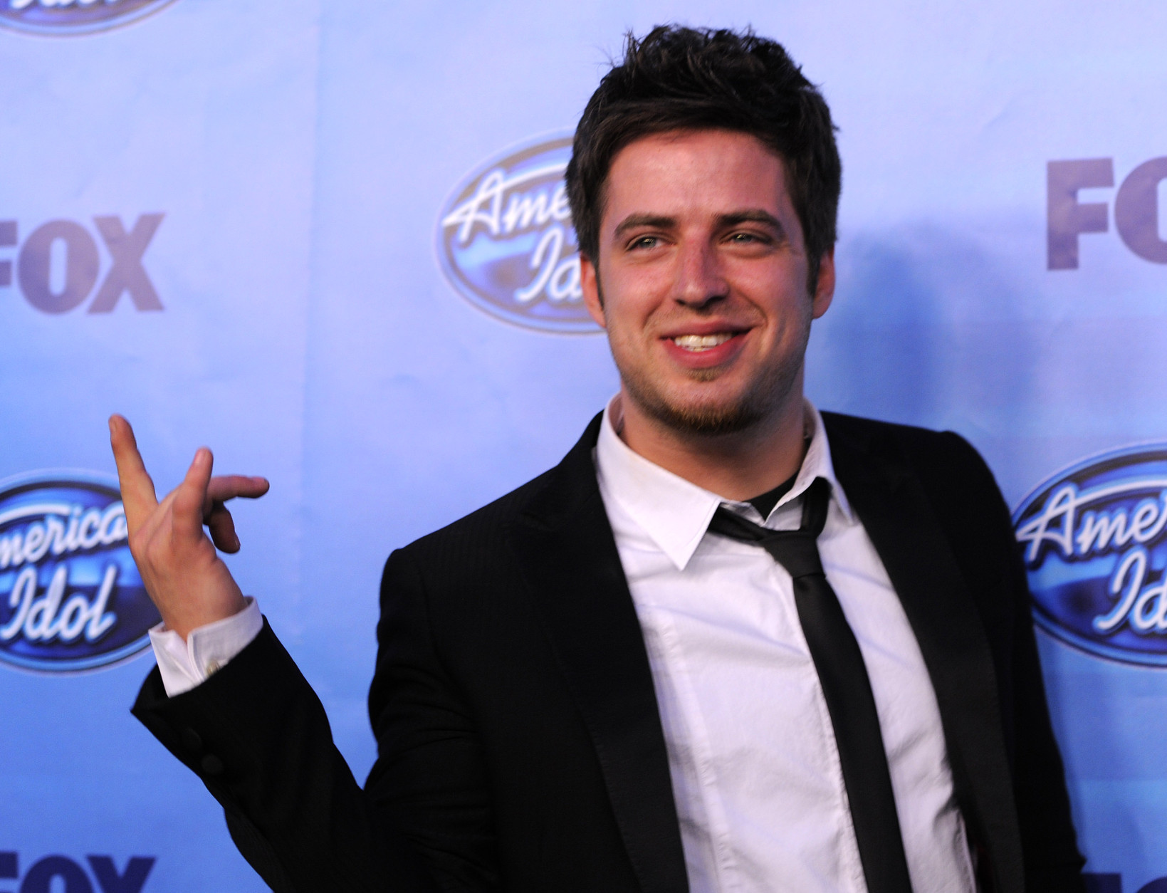 Lee DeWyze, winner of Season 9 of American Idol, poses backstage after the finale on Wednesday, May 26, 2010, in Los Angeles. (AP Photo/Chris Pizzello)