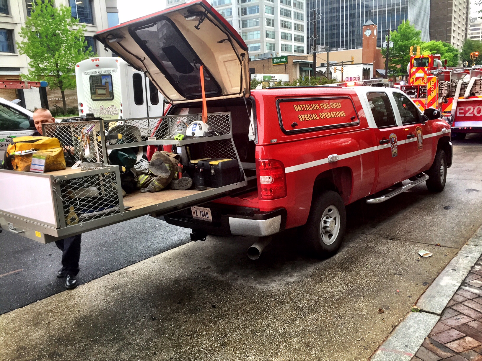 D.C. Fire and EMS supervisors said the problem was limited to smoke from an arcing insulator. (WTOP/Neal Augenstein)