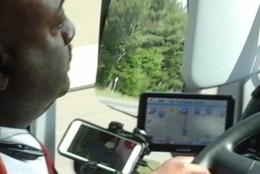 The driver's Samsung phone is mounted near his left knee. (Photo provided to WTOP)