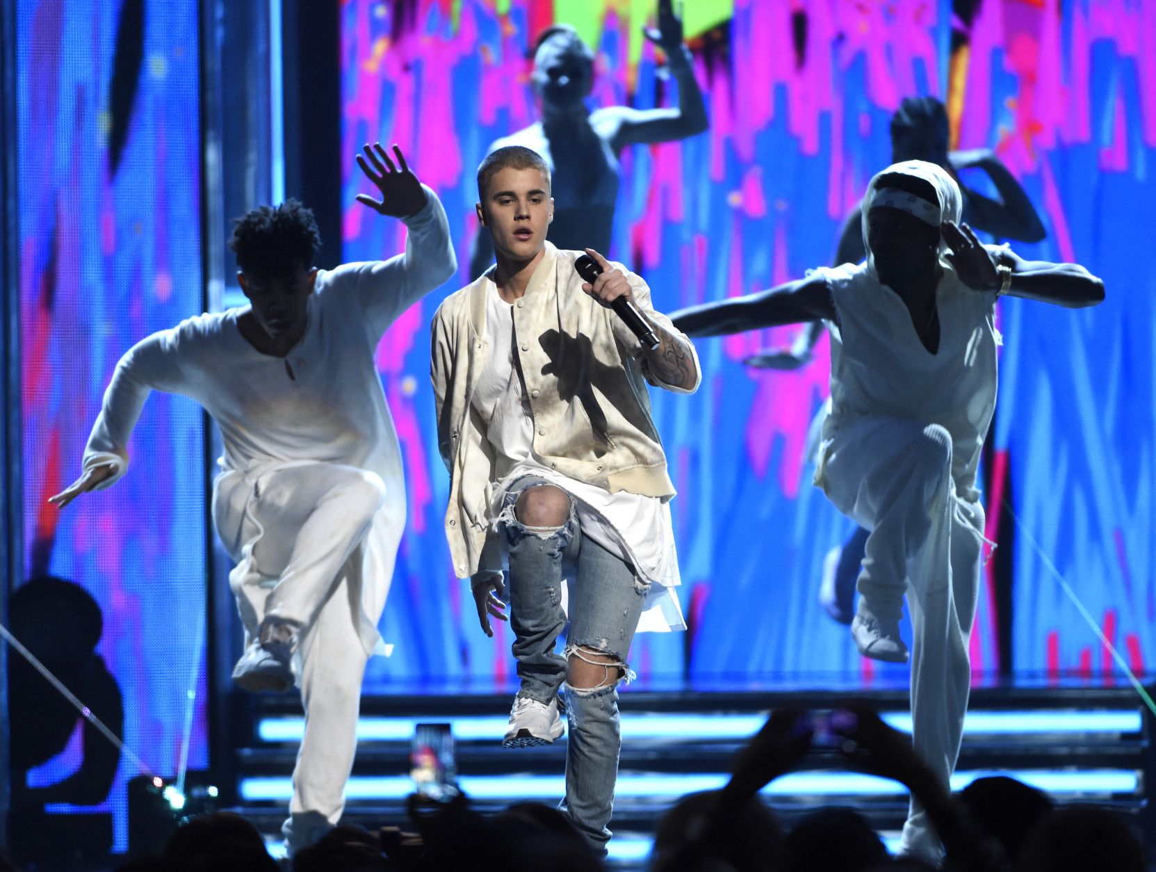 Justin Bieber performs at the Billboard Music Awards at the T-Mobile Arena on Sunday, May 22, 2016, in Las Vegas. (Photo by Chris Pizzello/Invision/AP)