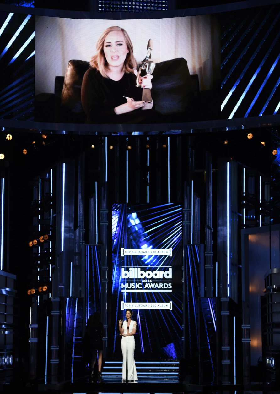 Kate Beckinsale presents the award for top Billboard 200 album to Adele, pictured onscreen, via satellite at the Billboard Music Awards at the T-Mobile Arena on Sunday, May 22, 2016, in Las Vegas. (Photo by Chris Pizzello/Invision/AP)