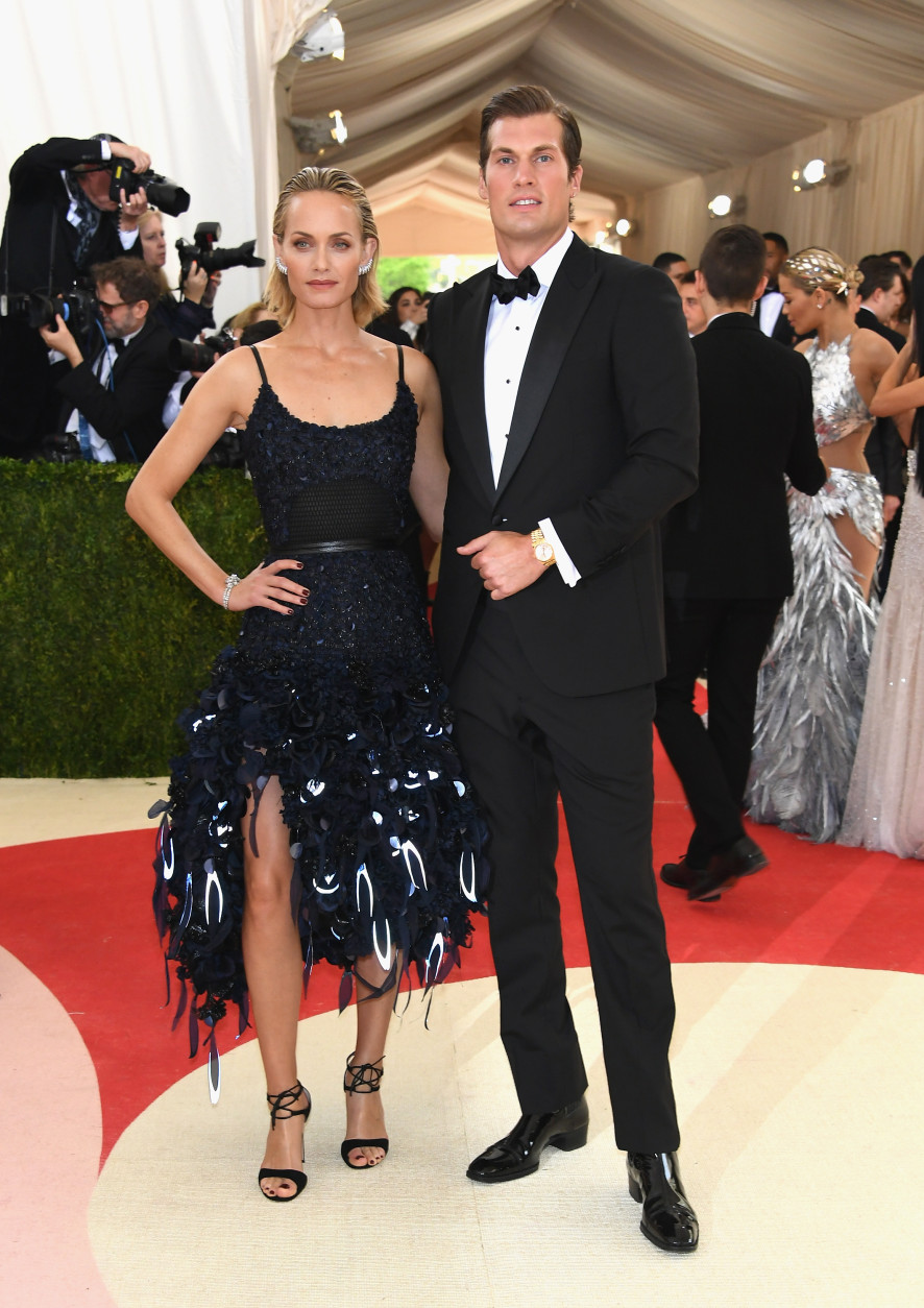 Actress Amber Valletta and Teddy Charles attend the 'Manus x Machina: Fashion In An Age Of Technology' Costume Institute Gala at Metropolitan Museum of Art on May 2, 2016 in New York City. (Photo by Larry Busacca/Getty Images)