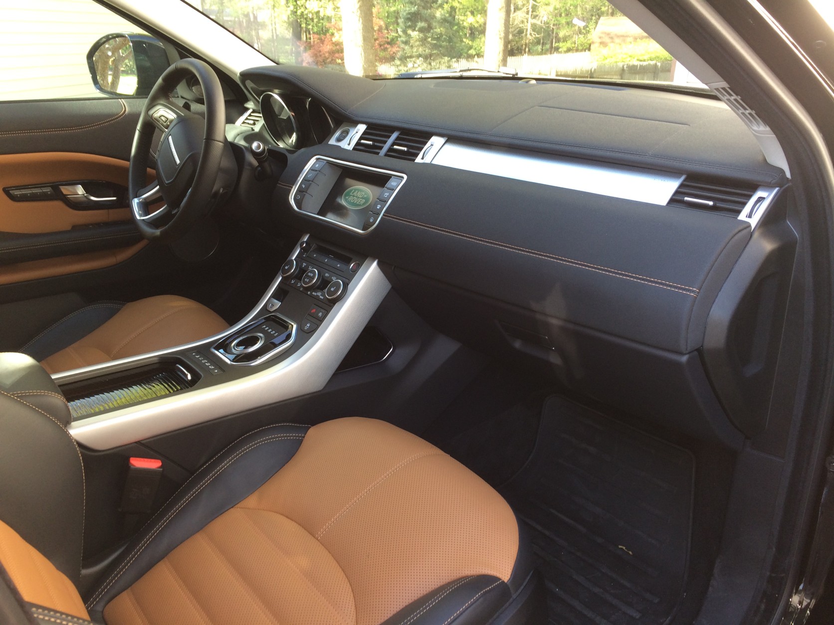 Car Report's Mike Parris describes the Evoque's interior as "sweet." (WTOP/Mike Parris)