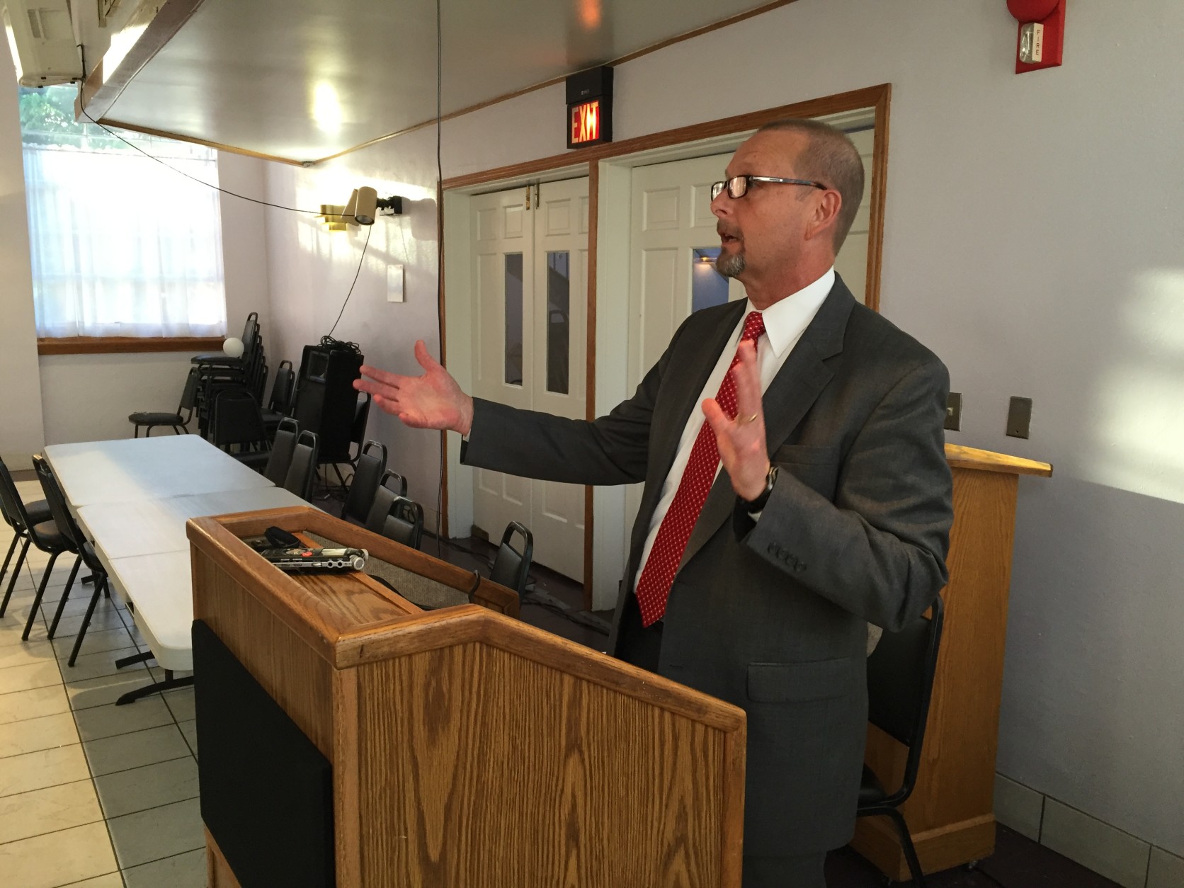 Rob Doolittle with CSX spoke at a meeting in Northeast on May 16, 2016, about the freight train derailment that happened near the Rhode Island Avenue Metro station just over two weeks ago. (WTOP/Michelle Basch)