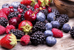 tasty summer fruits on a wooden table (Getty Images/iStockphoto/boule13)