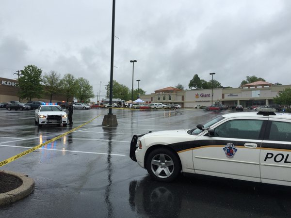 A person has dead at a Giant parking lot in an Aspen Hill shopping center about nine miles from Westfield Montgomery Mall where three people were shot. (WTOP/Kristi King)