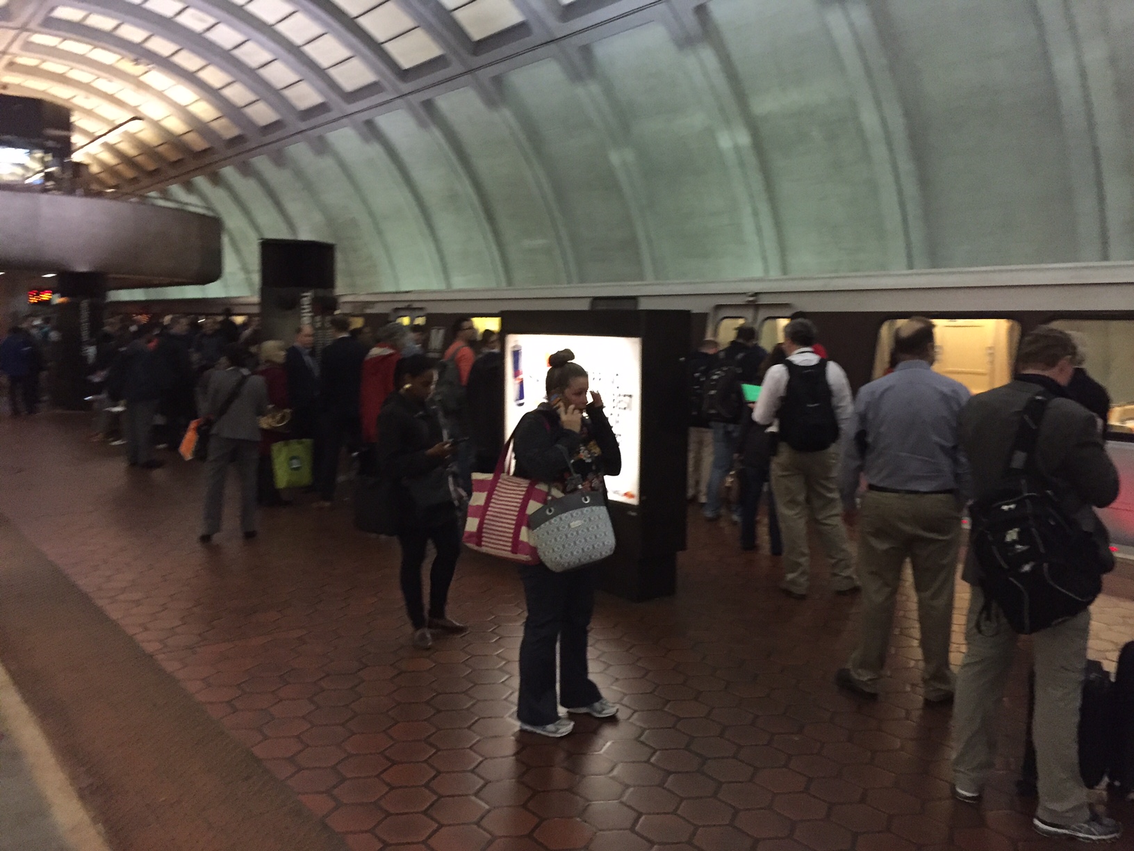 This is the northbound Red Line at Tenleytown. An empty train sits there. Hundreds are waiting to get on. (WTOP/Rich Johnson)
