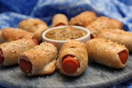 **FOR USE WITH AP LIFESTYLES**      Low-fat Pigs in a Healthy Blanket are seen in this Sunday, Oct. 19, 2008 photo. You can assure your guests that these usually high fat but always tasty finger foods have kept the flavor but reduced the fat. Whole-wheat pizza dough and nearly fat-free hot dogs keep these Low-fat Pigs in a Healthy Blanket guilt free. (AP Photo/Larry Crowe)