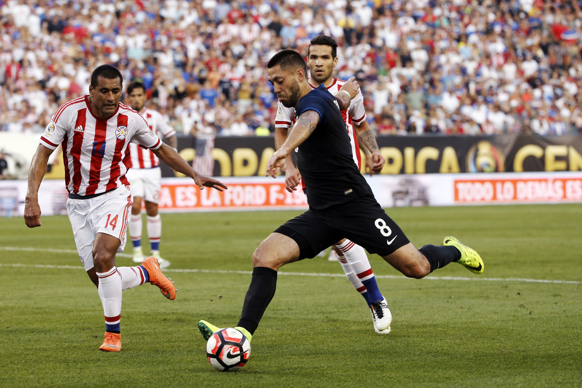 United States' Clint Dempsey (8) dribbles the ball as Paraguay's Paulo da Silva (14) defends during the first half of a Copa America Group A soccer match Saturday, June 11, 2016, in Philadelphia. (AP Photo/Matt Rourke)