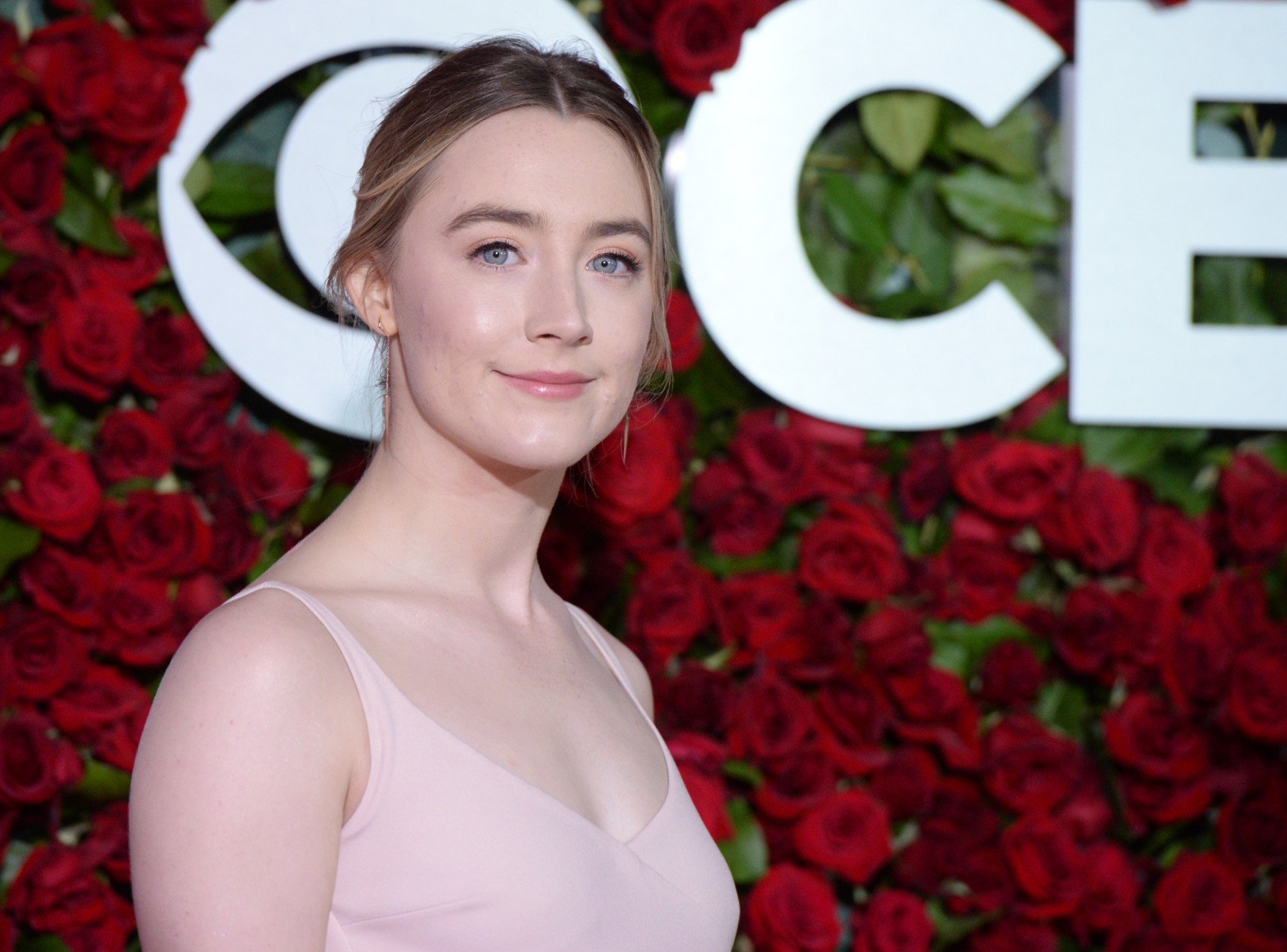 Saoirse Ronan arrives at the Tony Awards at the Beacon Theatre on Sunday, June 12, 2016, in New York. (Photo by Charles Sykes/Invision/AP)
