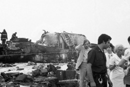 Bombeiros trabalham em meio a destroços de um Eastern Airlines 727 jato que caiu no Aeroporto Kennedy, no Queens, bairro de Nova York, 24 de junho de 1974, com um comunicado de mortes de mais de 100. O avião estava a caminho de Nova Orleans. (Foto AP)