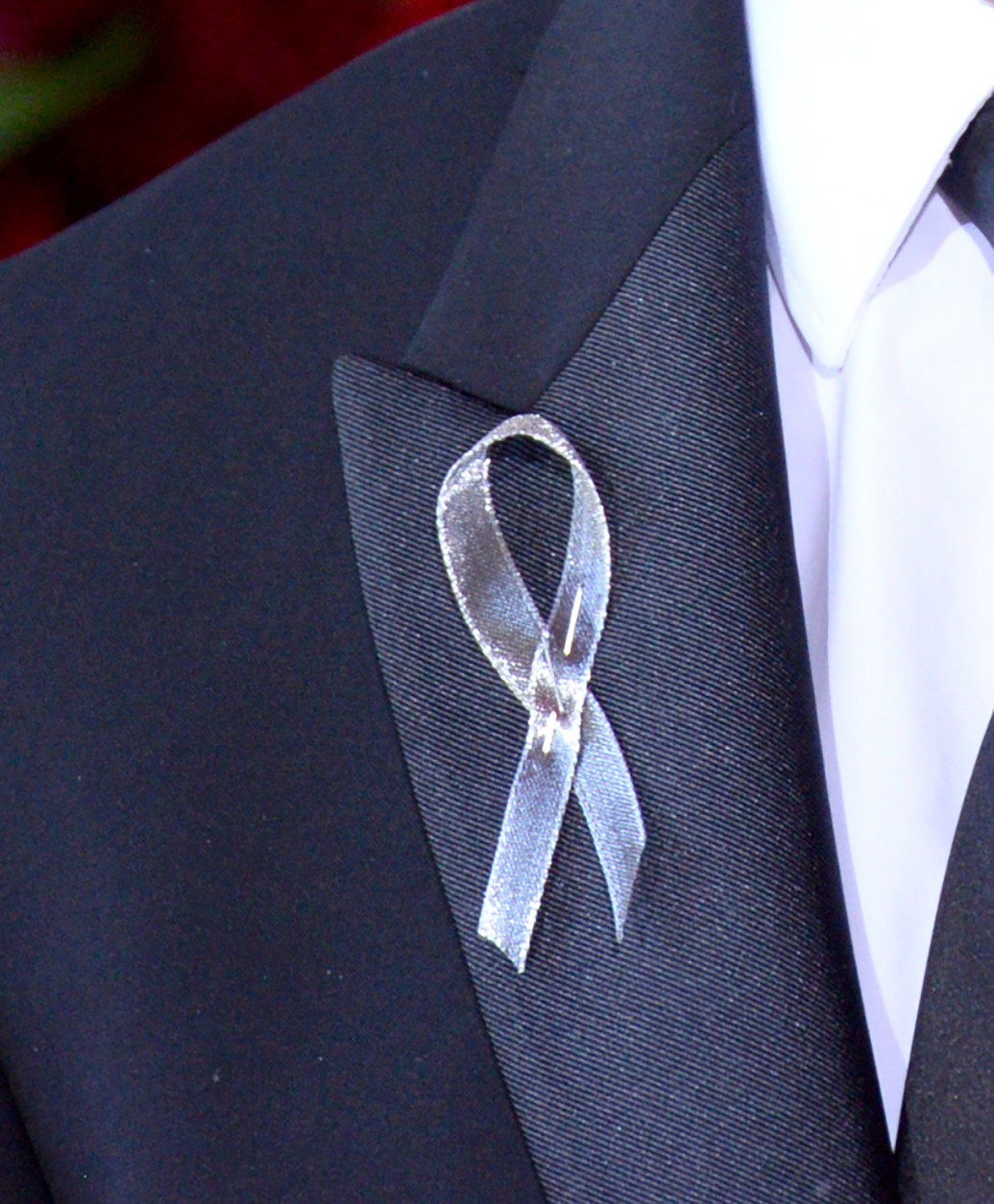 George C. Wolfe wears a silver ribbon on his lapel as he arrives at the Tony Awards at the Beacon Theatre on Sunday, June 12, 2016, in New York. (Photo by Charles Sykes/Invision/AP)