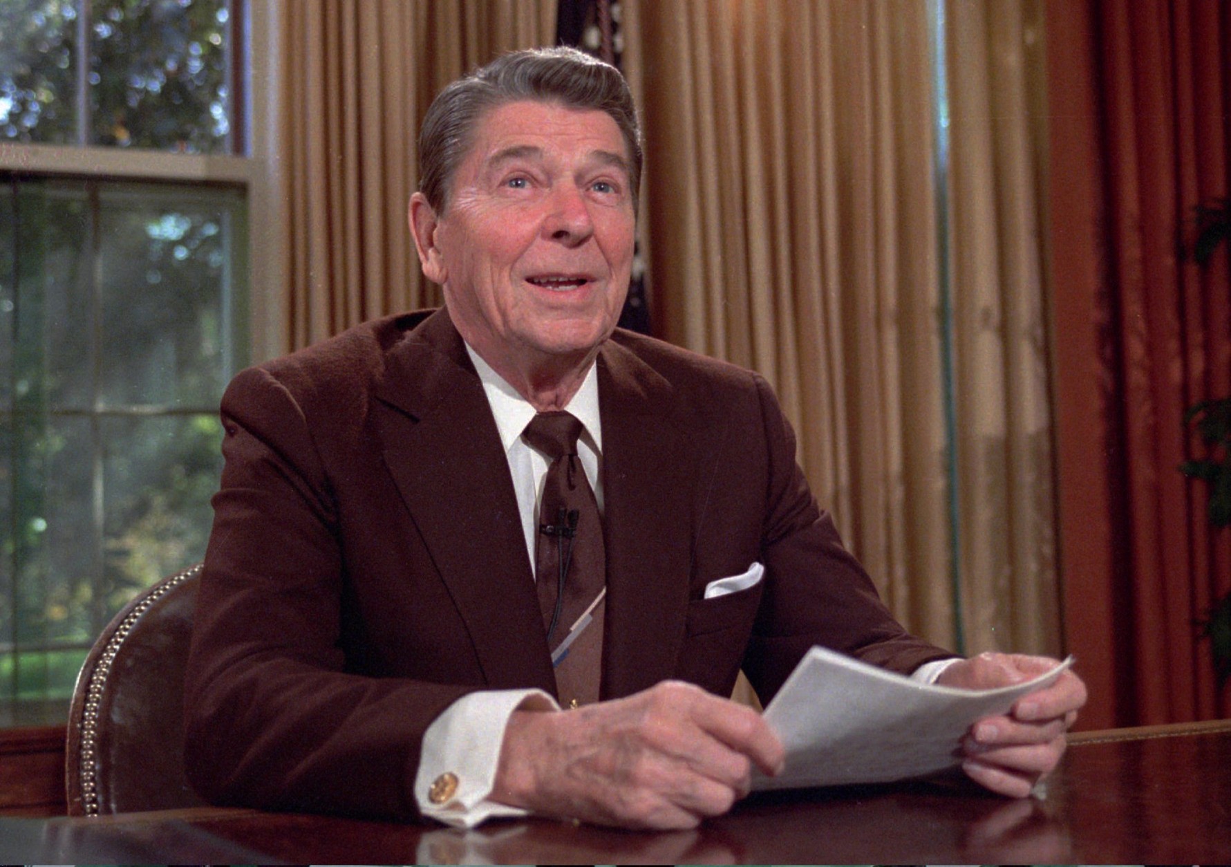 President Ronald Reagan works at his desk in the Oval Office of the White House as he prepares a speech on tax revision  in this May 24,1985 photo. It is reported that Reagan died on Saturday, June 5, 2004 at 93.  (AP Photo/Scott Stewart)