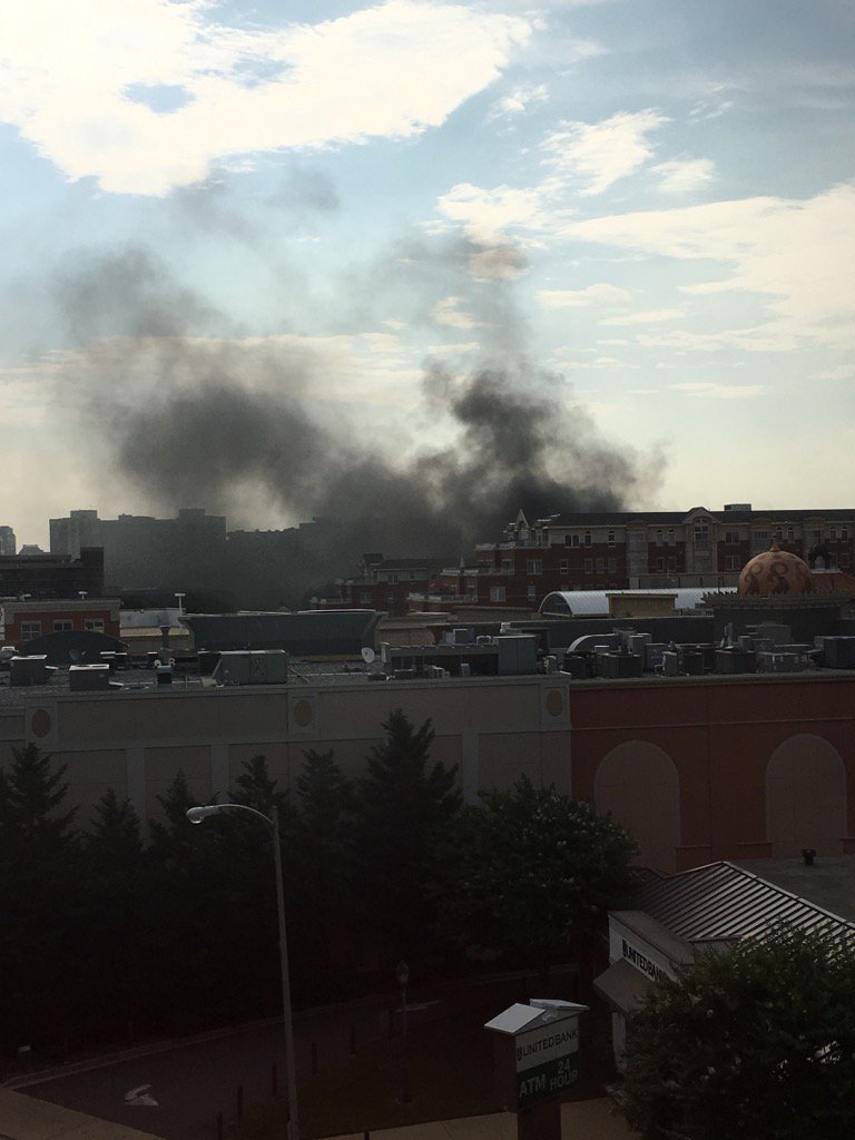 A transformer fire on Clarendon Boulevard sent up smoke visible for miles on Tuesday. (Courtesy Twitter user @sunoe312)