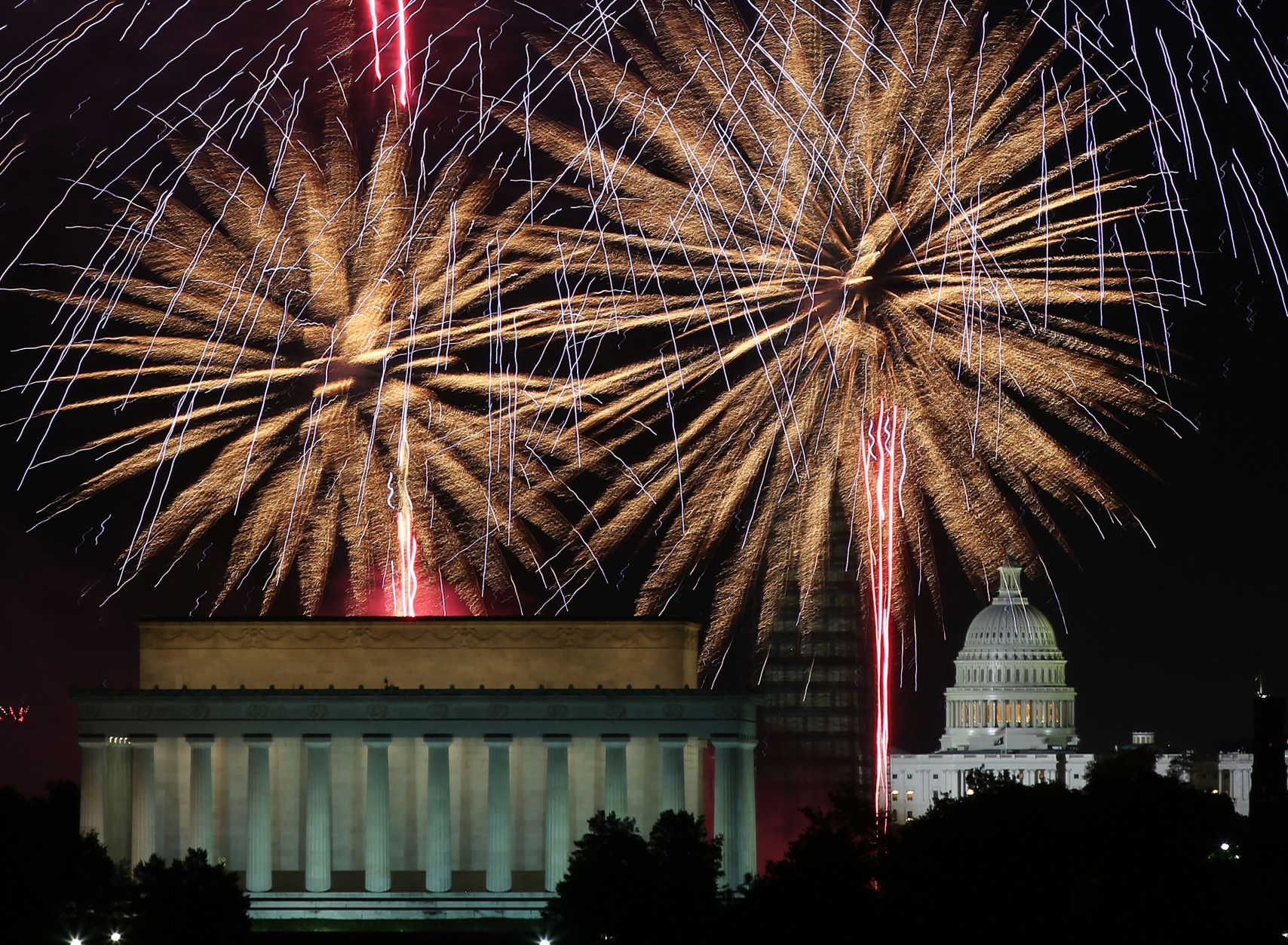 Fireworks light up the sky over the Lincoln Memorial, Washington Monument, and the U.S. Capitol on July 4, 2013 in Washington, DC. July 4th is a national holiday with the nation celebrating its 238th birthday.  (Photo by Mark Wilson/Getty Images)
