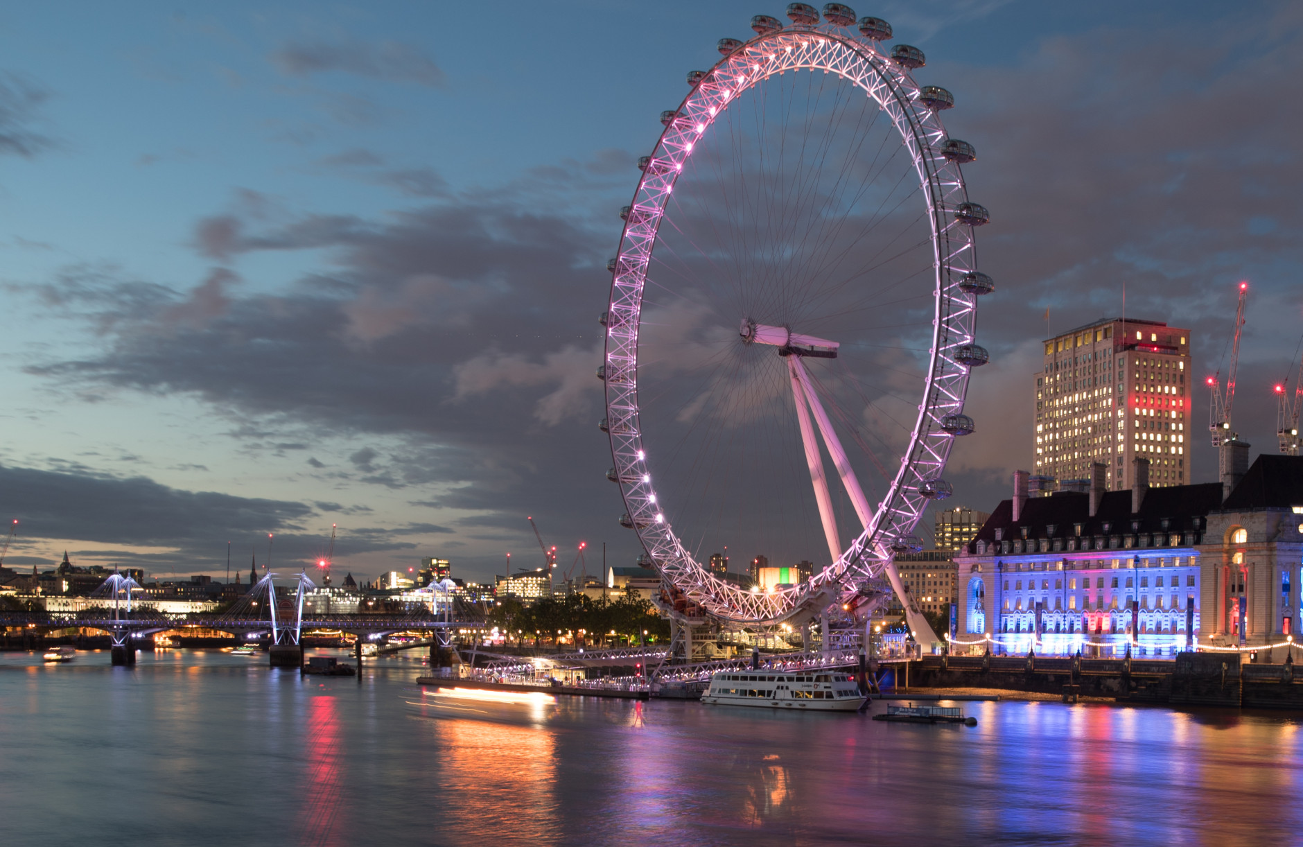 LONDON, UNITED KINGDOM - JUNE 24:  Lights illuminate the London Eye on June 24, 2016 in London, England. The results from the historic EU referendum has now been declared and the United Kingdom has voted to LEAVE the European Union.  (Photo by Matt Cardy/Getty Images)
