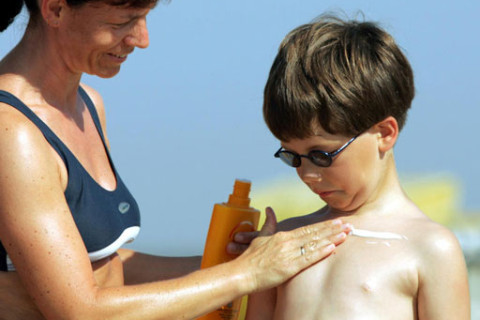 What those with sensitive skin need to know about sunscreen and bug spray