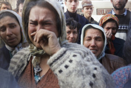 Muslim women trapped in the besieged town of Srebrenica vent out their fears during a gathering in Srebrenica, Bosnia and Herzegovina on March 11, 1993. Unidentified woman at center is a refugee from Vlasenica, Eastern Bosnia, trapped in Srebenica since early on March. (AP Photo/Haris Nezirovic)