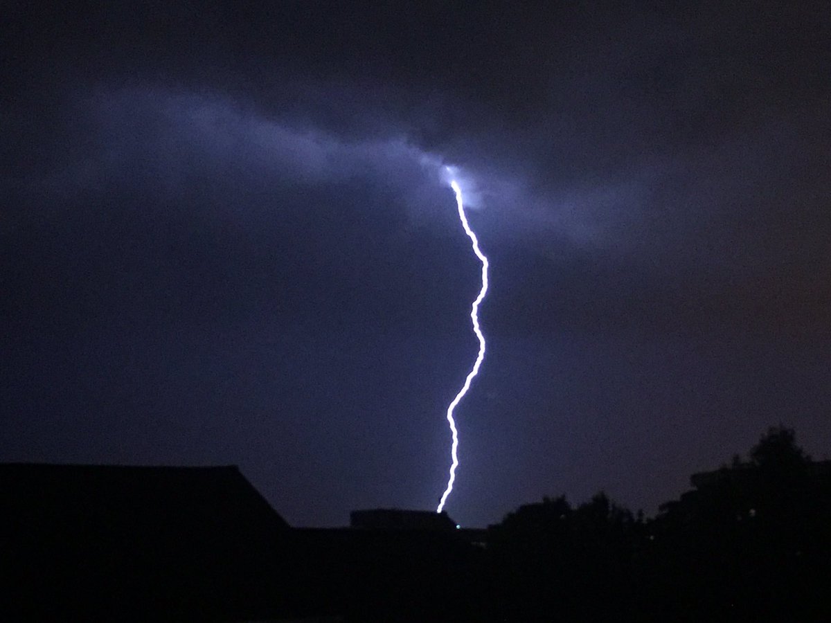 Storm brings lightning, hail, heavy winds to DC area WTOP
