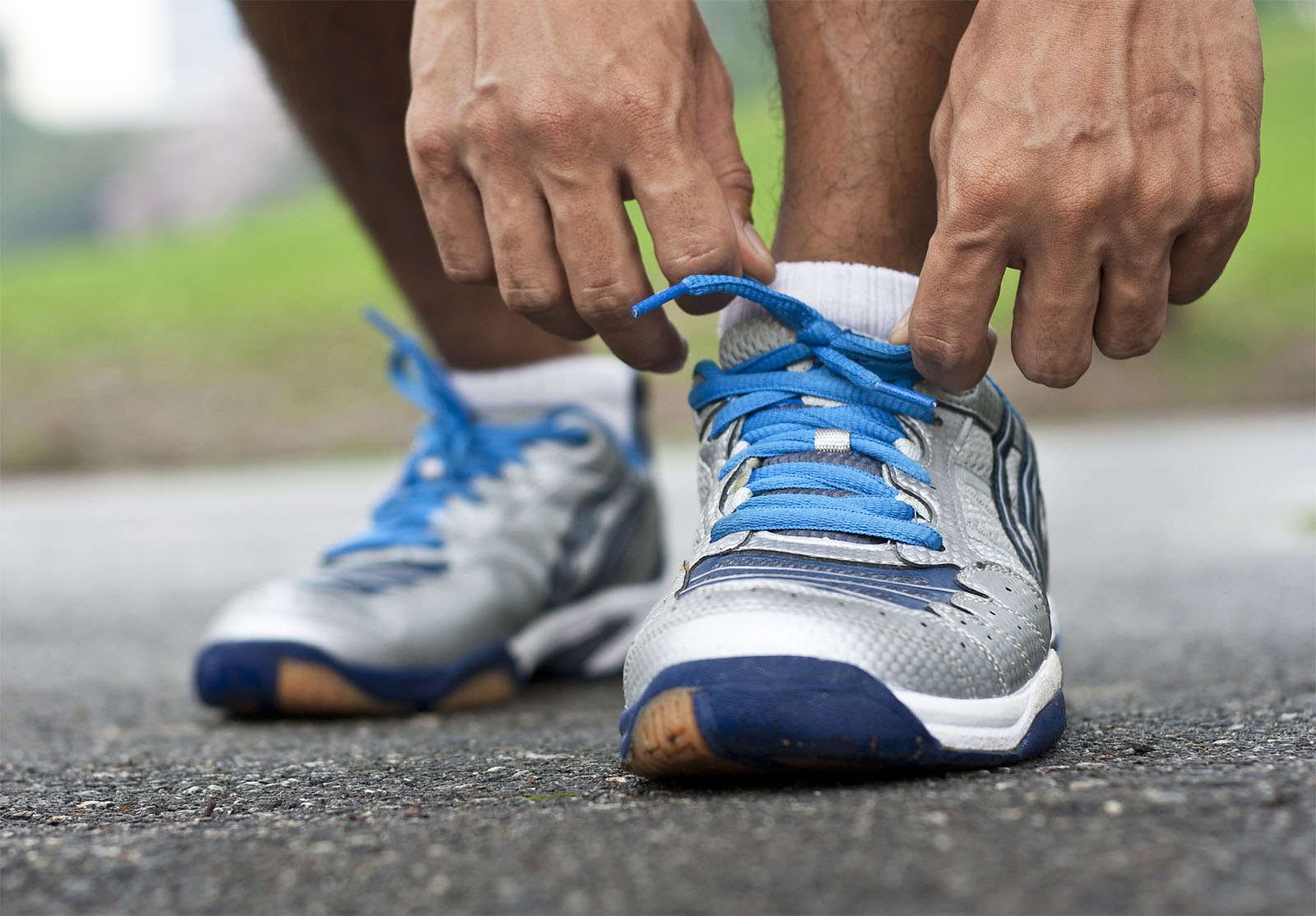 Man bending down to tie his sports shoes. (Thinkstock)