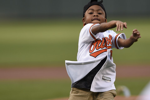 Hand transplant patient throws out O’s first pitch (Video)