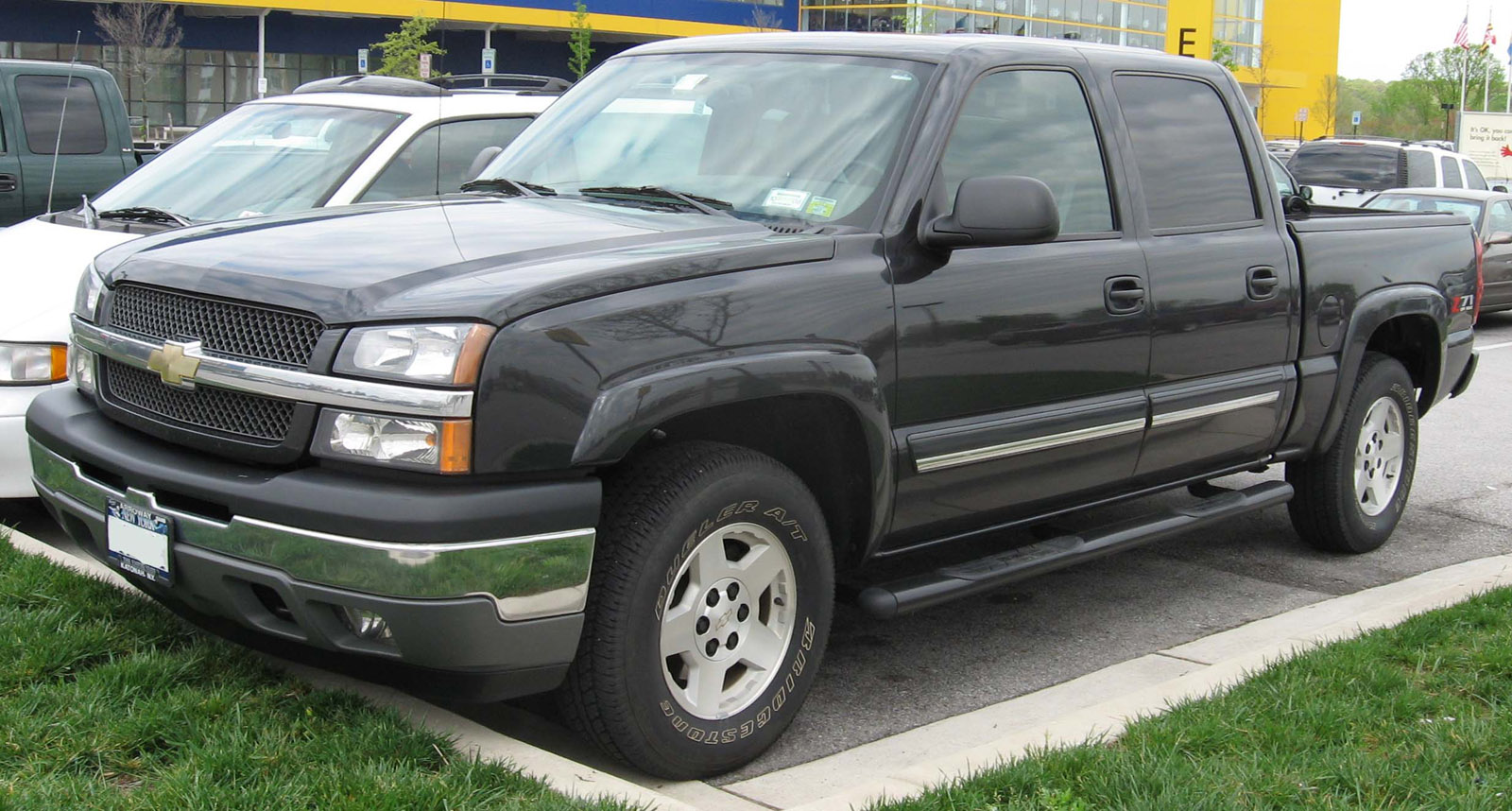 2004 Chevrolet pickup (full-size)
(Courtesy IFCAR via Wikimedia Commons)
