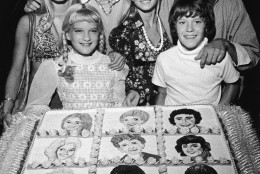Young cast members of the television series, 'The Brady Bunch' pose with a cake celebrating the show's 100th episode, circa 1973. (L-R): Maureen McCormick, Susan Olsen, Christopher Knight, Eve Plumb, Barry Williams and Mike Lookinland (Photo by Hulton Archive/Getty Images)