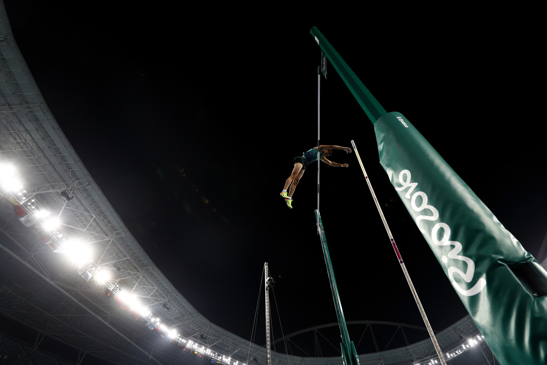 RIO DE JANEIRO, BRAZIL - AUGUST 15:  Thiago Braz da Silva of Brazil competes in the Men's Pole Vault final on Day 10 of the Rio 2016 Olympic Games at the Olympic Stadium on August 15, 2016 in Rio de Janeiro, Brazil.  (Photo by Paul Gilham/Getty Images)