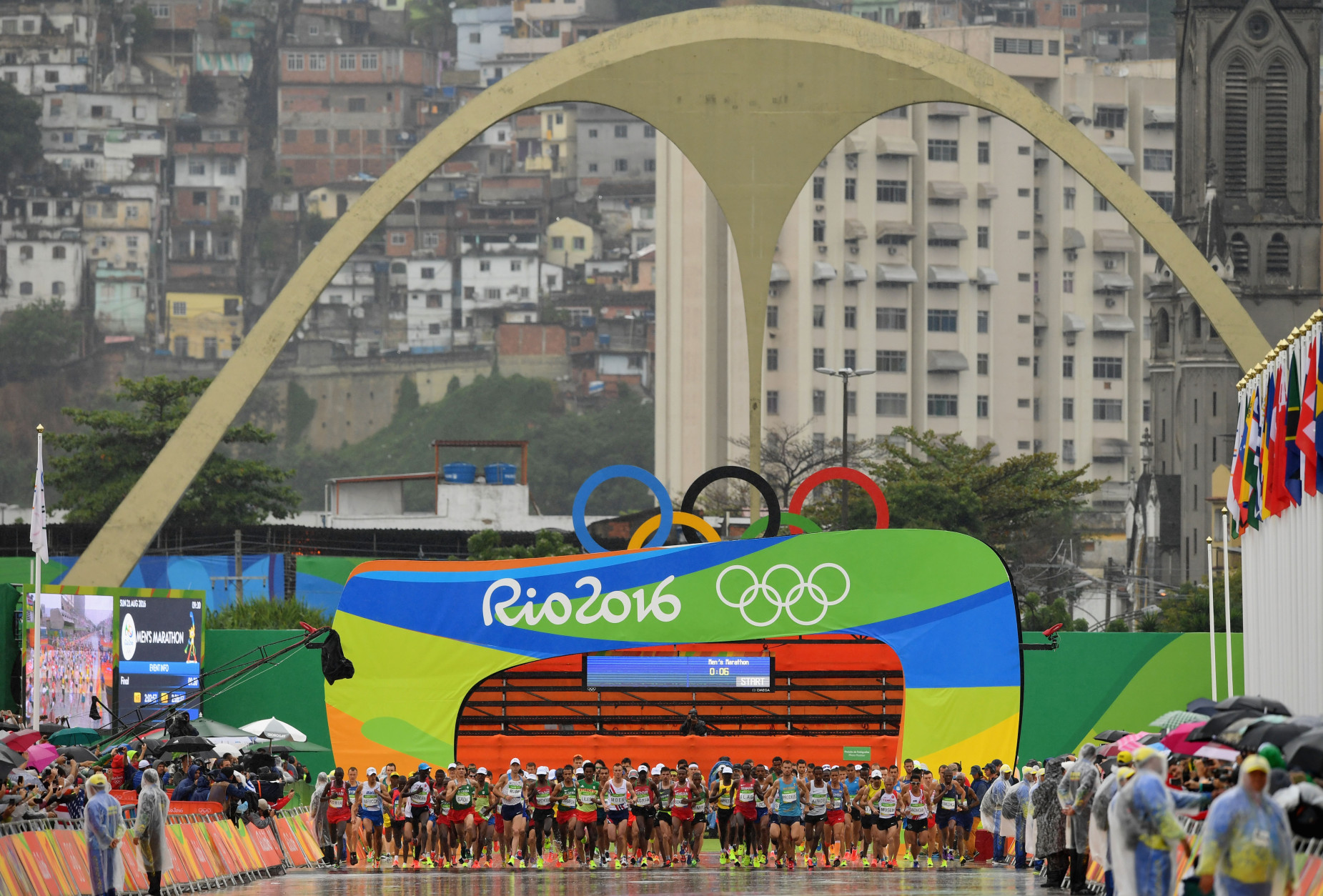 RIO DE JANEIRO, BRAZIL - AUGUST 21:  Athletes start the race during the Men's Marathon on Day 16 of the Rio 2016 Olympic Games at Sambodromo on August 21, 2016 in Rio de Janeiro, Brazil.  (Photo by Quinn Rooney/Getty Images)