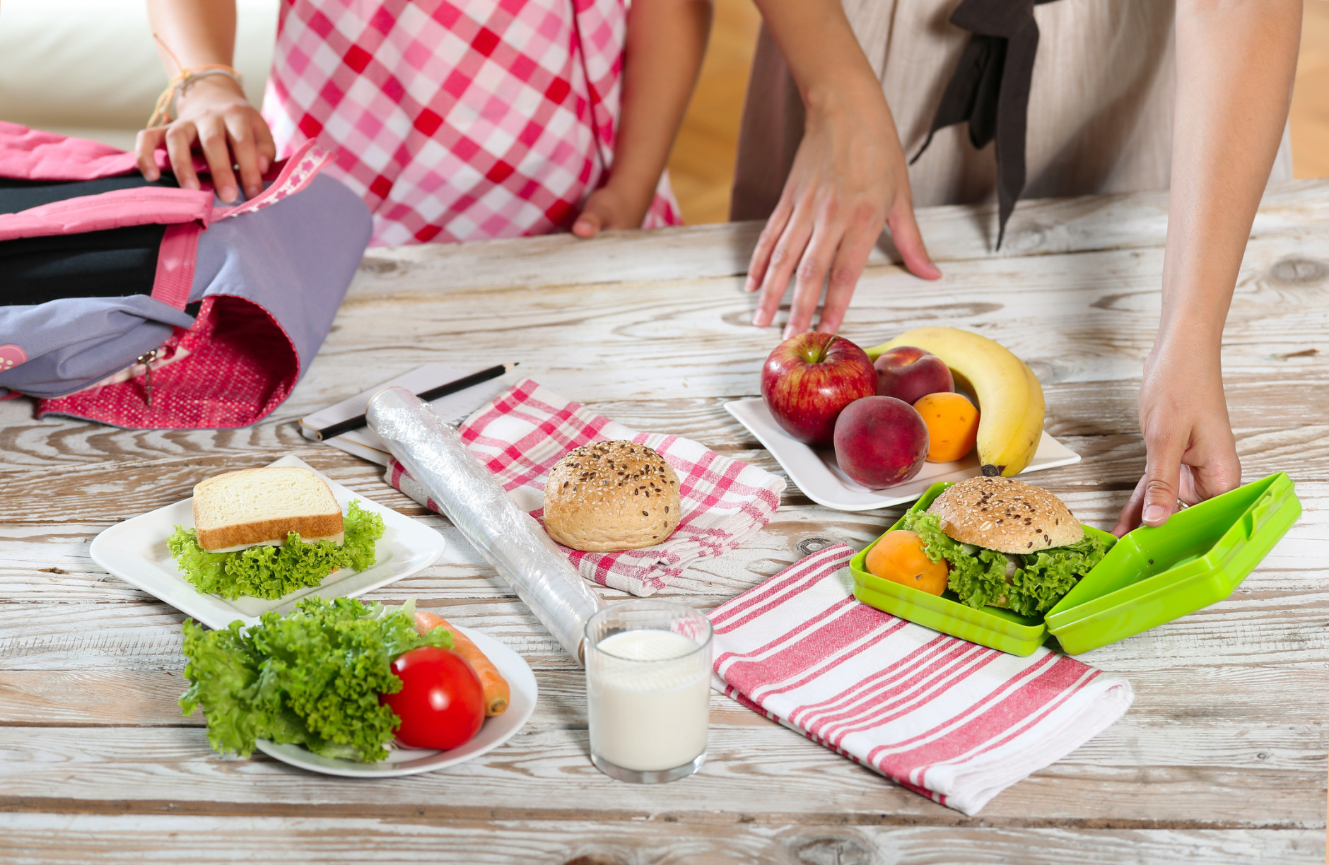 The key to preparing healthy school lunches is to give your kids options. (Thinkstock)