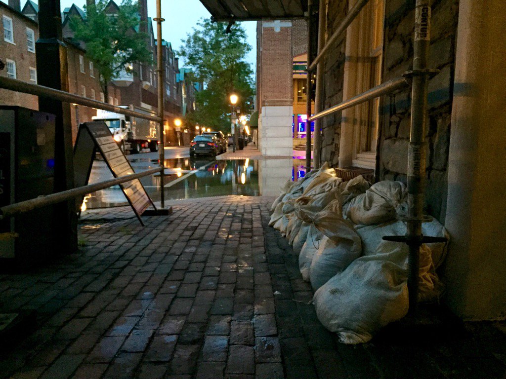 A business in Old Town Alexandria prepares for more flooding at about 7 a.m. Friday, Sept. 30, 2016. (WTOP/Dennis Foley)
