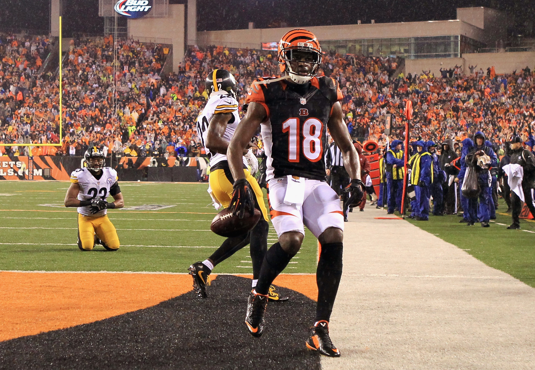 CINCINNATI, OH - JANUARY 09:  A.J. Green #18 of the Cincinnati Bengals scores a touchdown in the fourth quarter against the Pittsburgh Steelers during the AFC Wild Card Playoff game at Paul Brown Stadium on January 9, 2016 in Cincinnati, Ohio.  (Photo by Dylan Buell/Getty Images)