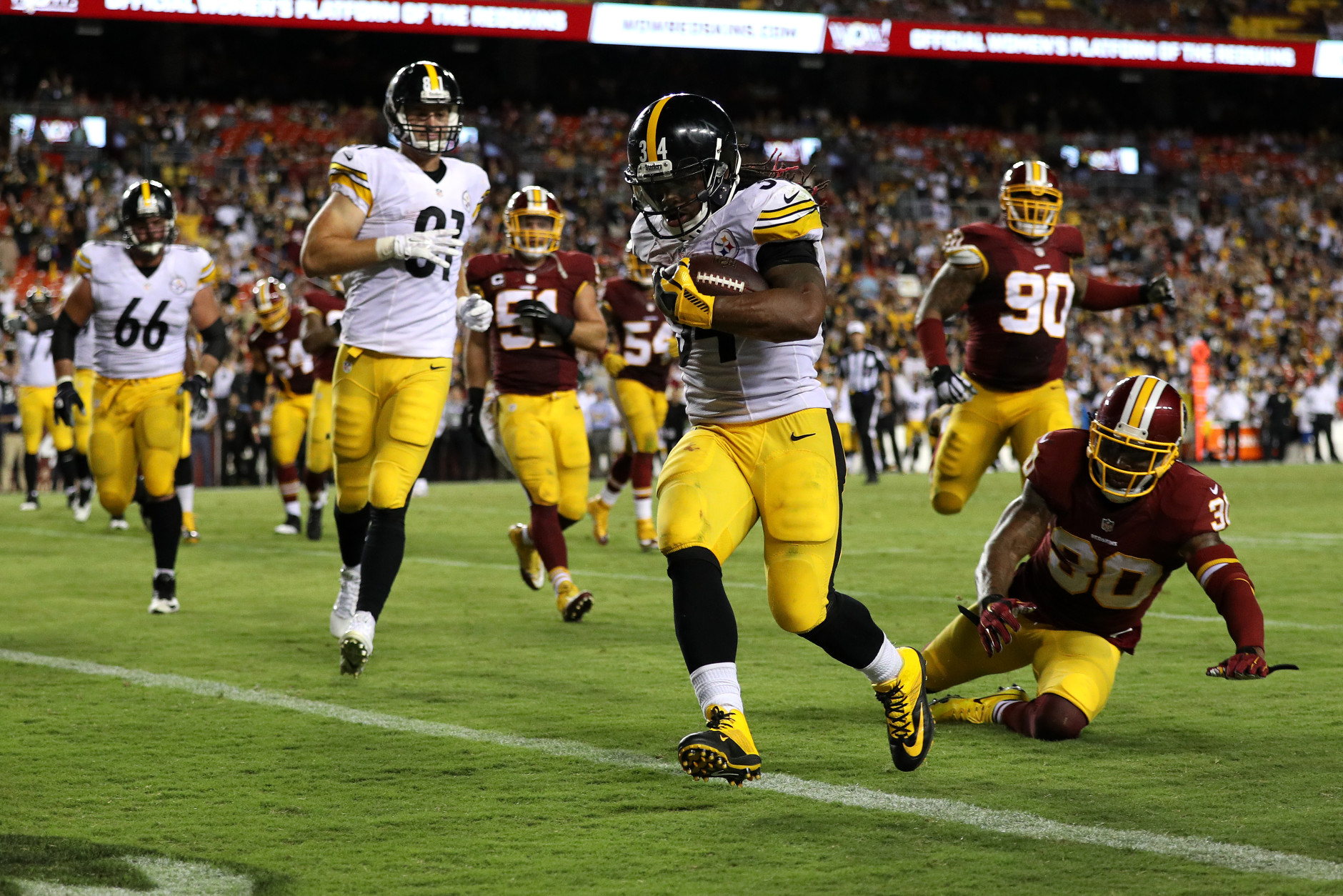 LANDOVER, MD - SEPTEMBER 12: Running back DeAngelo Williams #34 of the Pittsburgh Steelers scores a fourth quarter touchdown past defensive back David Bruton #30 of the Washington Redskins at FedExField on September 12, 2016 in Landover, Maryland. (Photo by Patrick Smith/Getty Images)