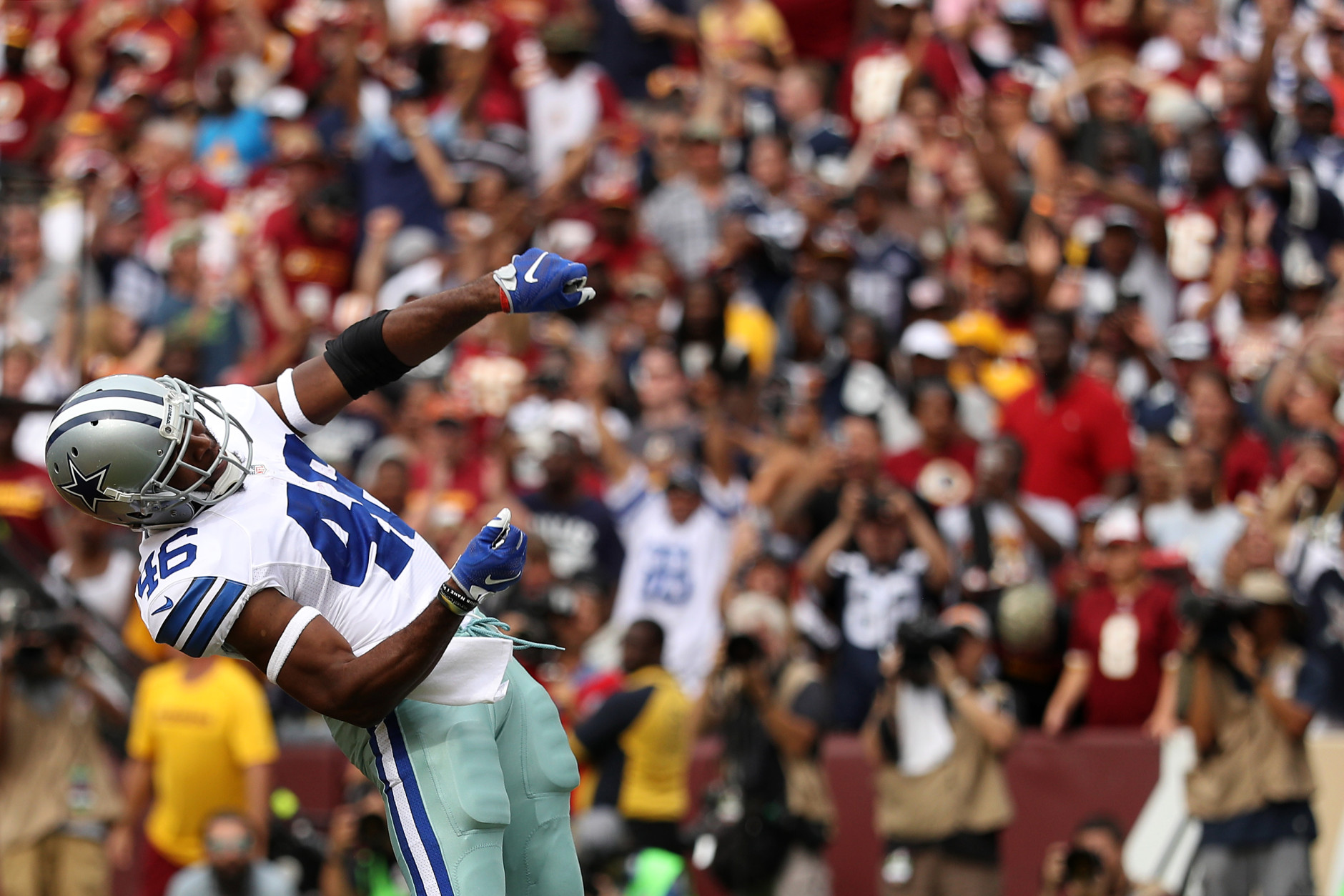 LANDOVER, MD - SEPTEMBER 18: Running back Alfred Morris #46 of the Dallas Cowboys celebrates after scoring a fourth quarter touchdown against the Washington Redskins at FedExField on September 18, 2016 in Landover, Maryland. (Photo by Patrick Smith/Getty Images)