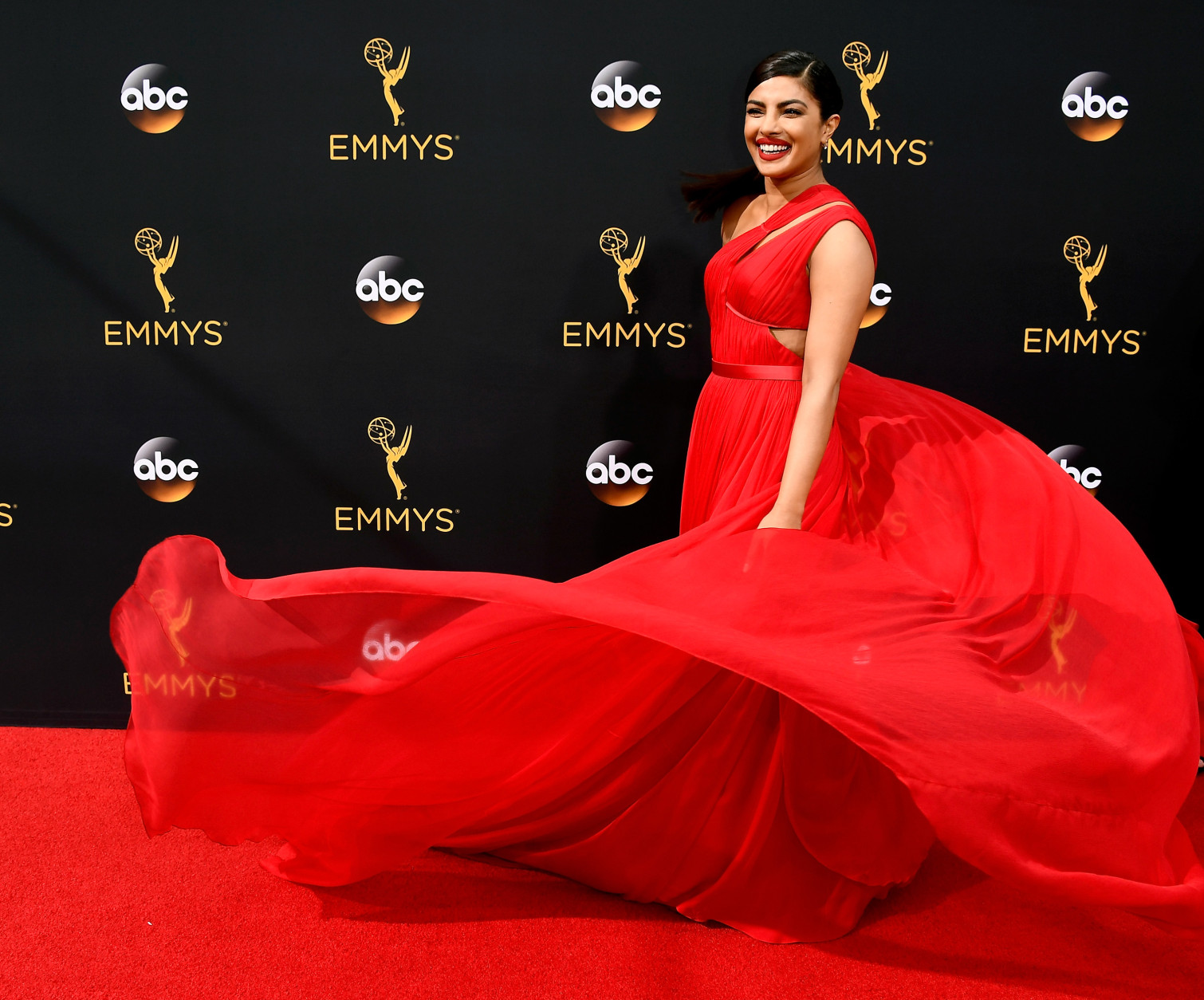 LOS ANGELES, CA - SEPTEMBER 18:  Actres Priyanka Chopra attends the 68th Annual Primetime Emmy Awards at Microsoft Theater on September 18, 2016 in Los Angeles, California.  (Photo by Frazer Harrison/Getty Images)