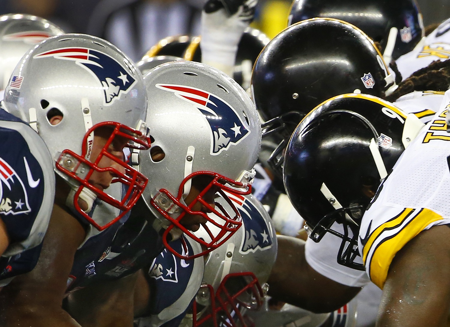 The New England Patriots and the Pittsburgh Steelers take the snap at the line of scrimmage in the second half of an NFL football game, Thursday, Sept. 10, 2015, in Foxborough, Mass. (AP Photo/Winslow Townson)