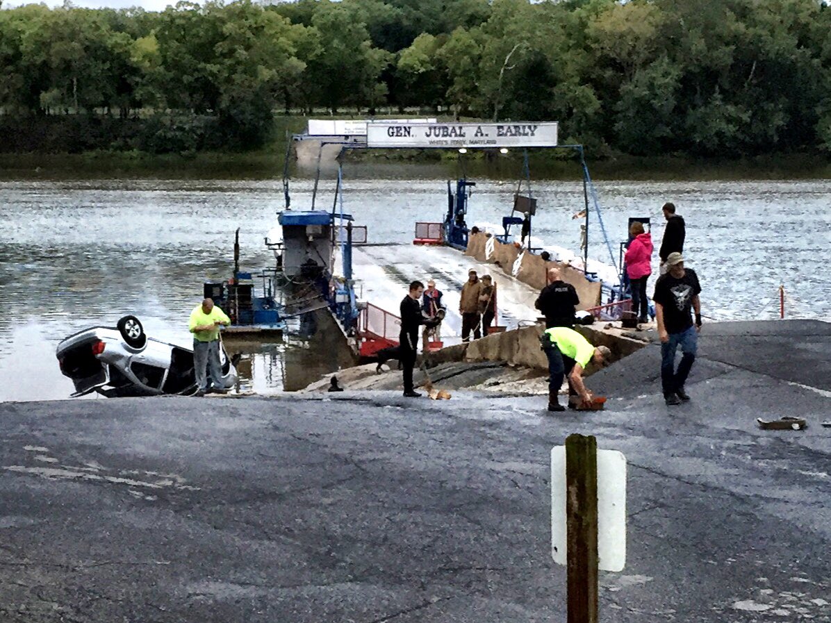 A car is pulled out of the water at White's Ferry on Friday morning, Sept. 30, 2016. (WTOP/Neal Augenstein)