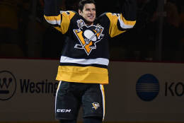 Pittsburgh Penguins center Sidney Crosby (87) skates the Stanley Cup onto the ice before an NHL hockey game against the Washington Capitals, Thursday, Oct. 13, 2016, in Pittsburgh, Pa. The Penguins celebrated their 2015-16 Championship season in ceremonies before the game. (AP Photo/Fred Vuich)