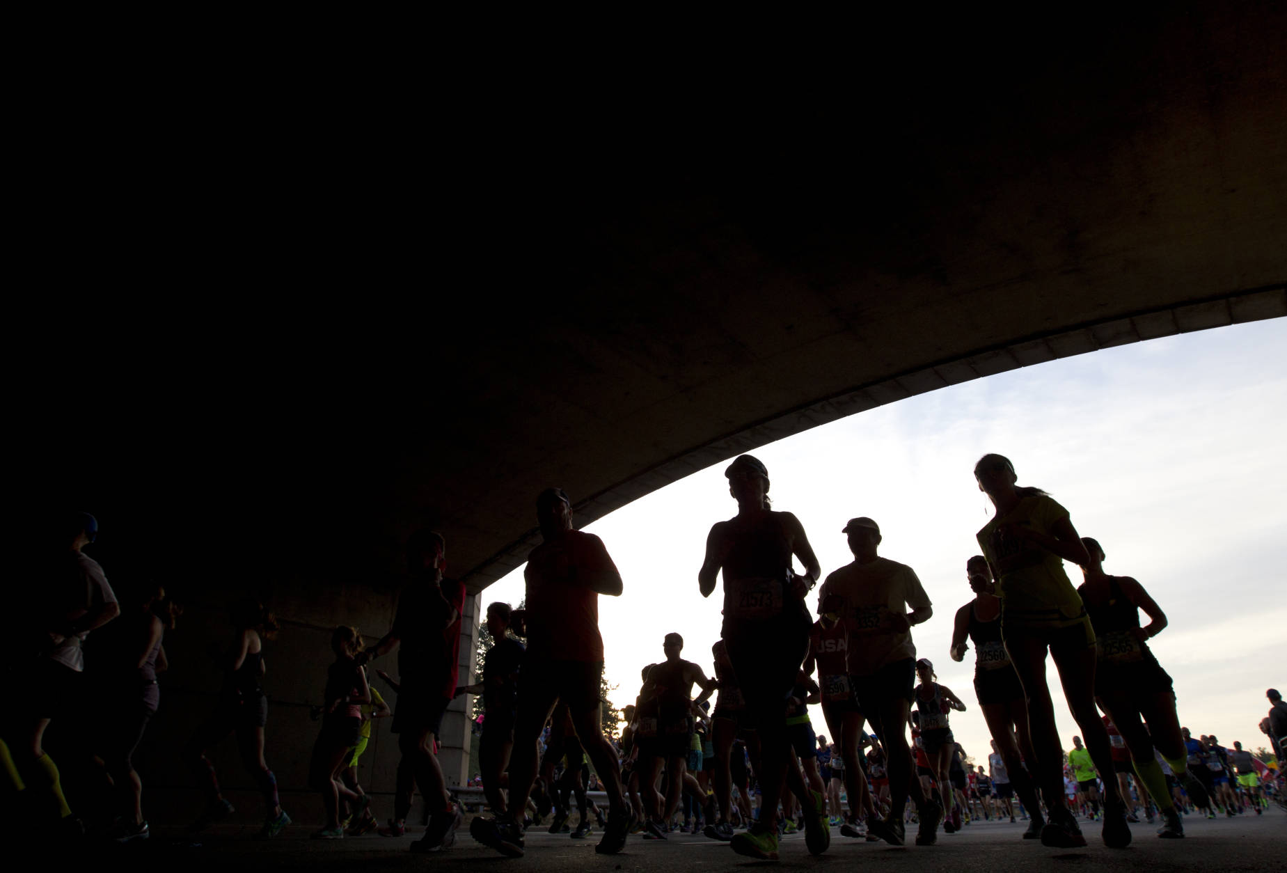 Runners begin running of the 41st Marine Corps Marathon, Sunday, Oct. 30, 2016 in Arlington, Va. The race includes runners from 55 nations and each branch of the U.S. armed forces. ( AP Photo/Jose Luis Magana)